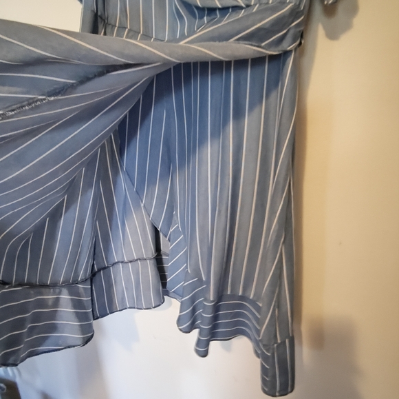 CITY CHIC WOMEN'S BLUE/WHITE PEN STRIPES RUFFLE FAUX WRAP DRESS SIZE L/20 - Picture 2 of 12